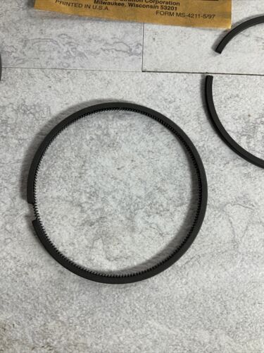 NOS Briggs and Stratton 498680 Standard Ring Set OEM (6922797777079)